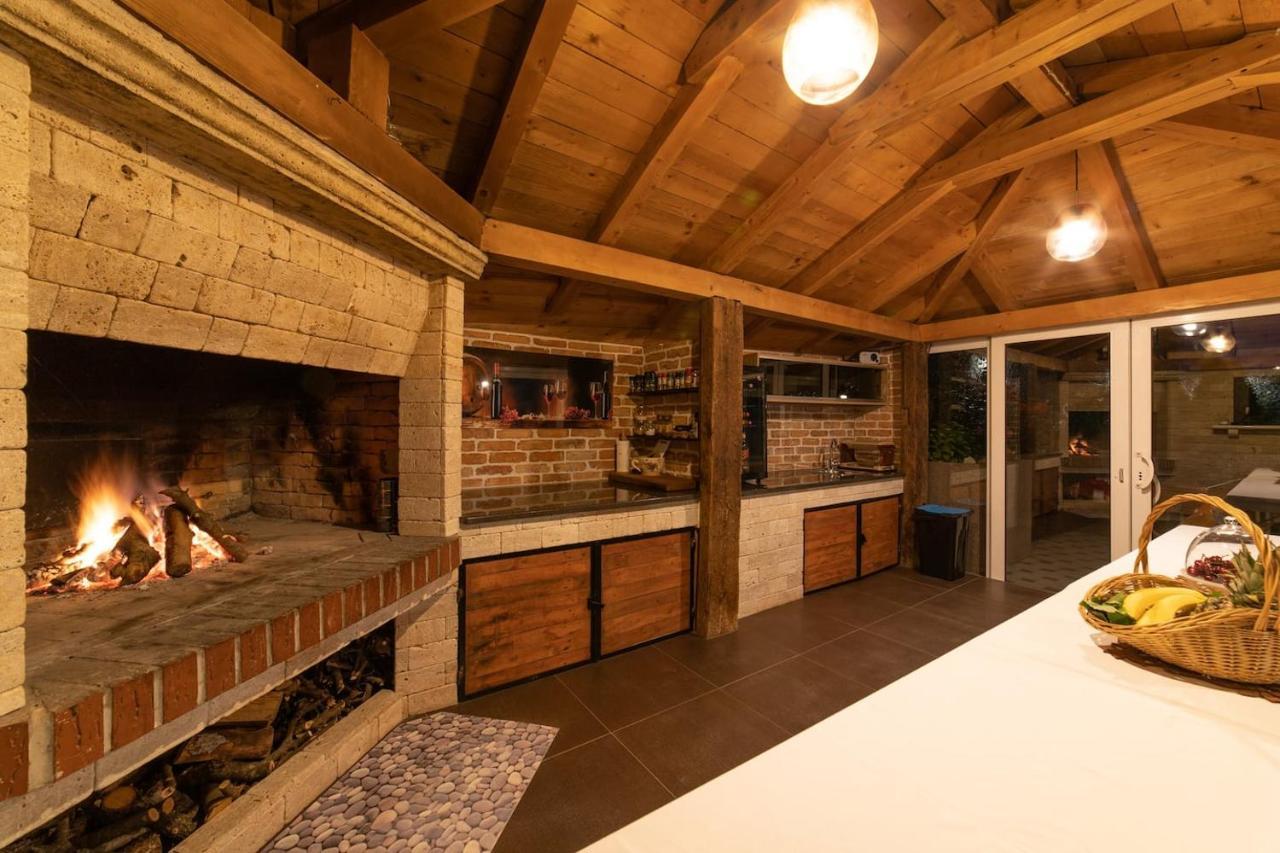 Holiday Home Chester With Heated Pool Kaštela エクステリア 写真