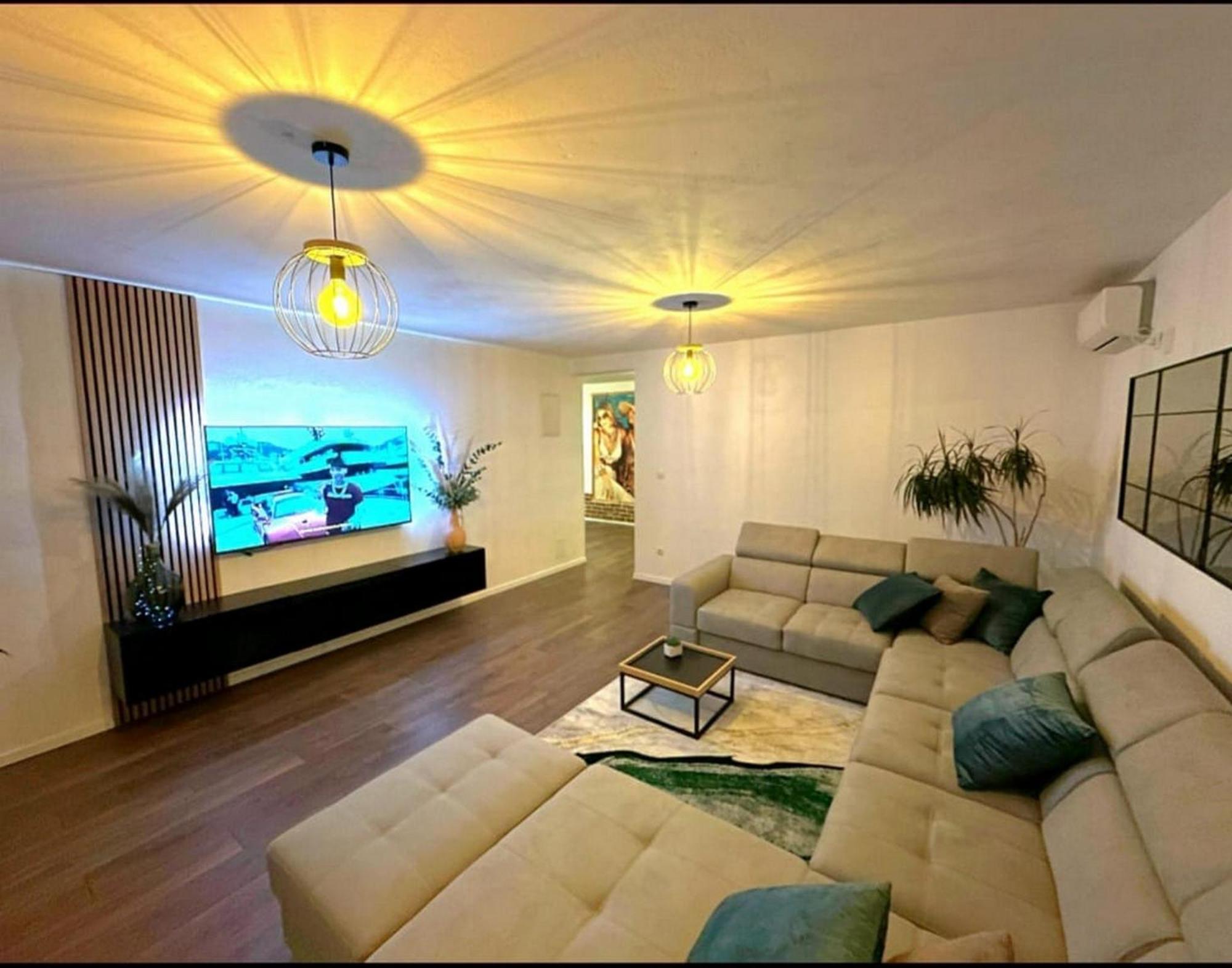 Holiday Home Chester With Heated Pool Kaštela エクステリア 写真