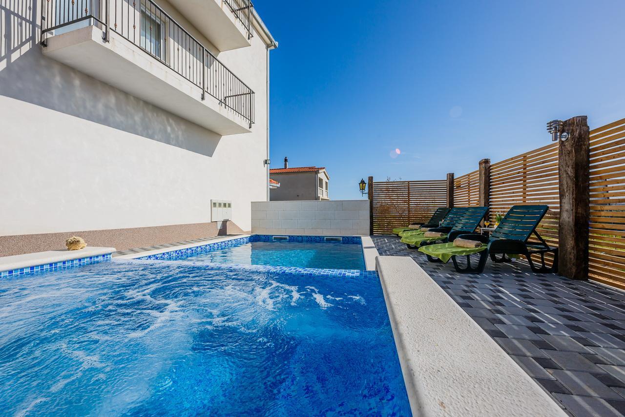 Holiday Home Chester With Heated Pool Kaštela エクステリア 写真