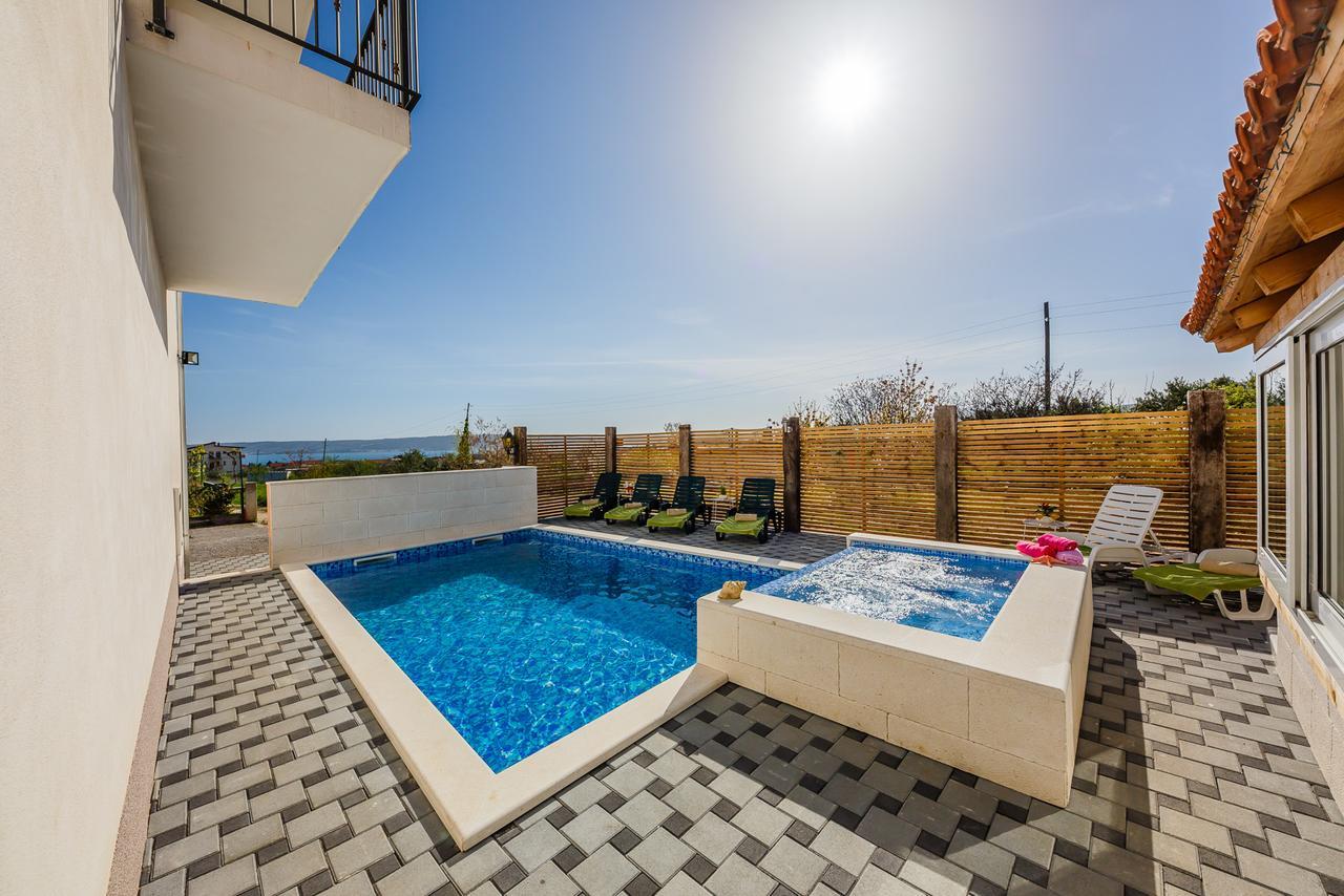 Holiday Home Chester With Heated Pool Kaštela エクステリア 写真