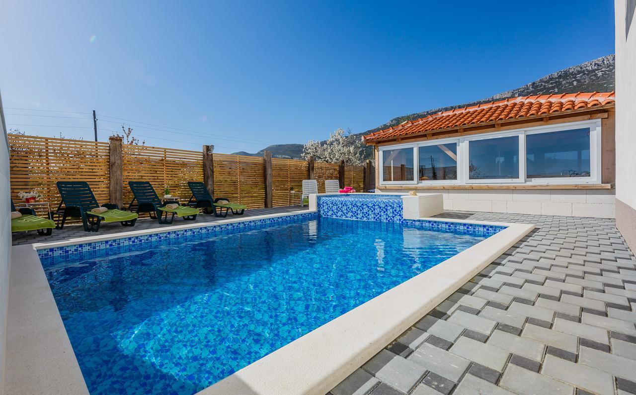 Holiday Home Chester With Heated Pool Kaštela エクステリア 写真