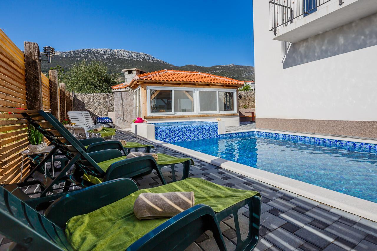 Holiday Home Chester With Heated Pool Kaštela エクステリア 写真